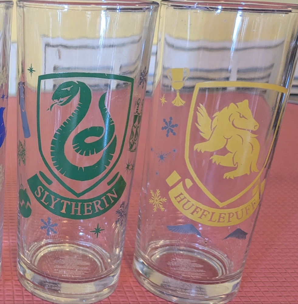 🍒Hogwarts House Emblem Glass Set - Red, Blue, Green, Yellow - Picture 3 of 3